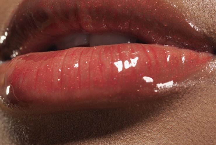 Should You Use Lip Gloss Or Lip Oil? Here's The Difference.