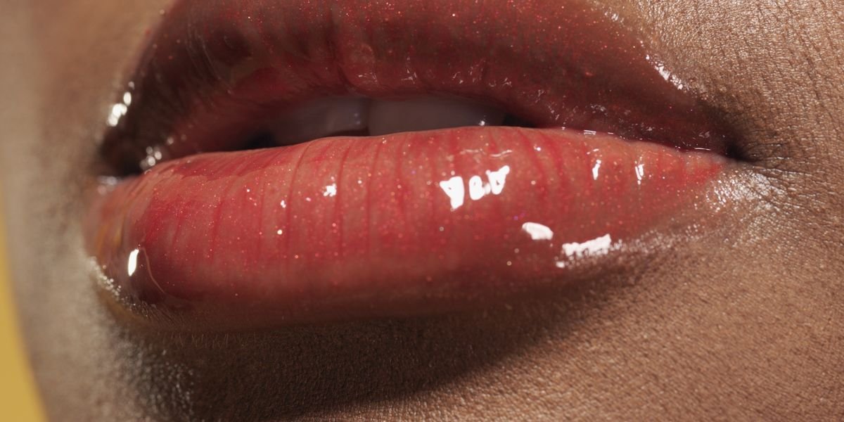 Should You Use Lip Gloss Or Lip Oil? Here's The Difference.